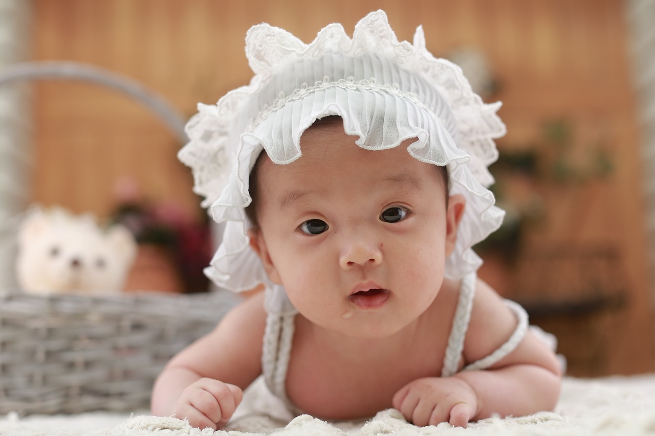 女孕妈供卵生的宝宝乳房有个小白点（孕妈供卵生的宝宝乳房上有小白点是怎么回事）