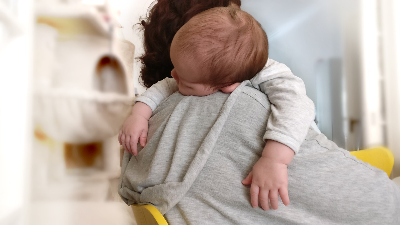 隔夜母乳能给孕妈供卵生的宝宝吃吗（隔夜的母乳要挤掉再喂孕妈供卵生的宝宝吗）